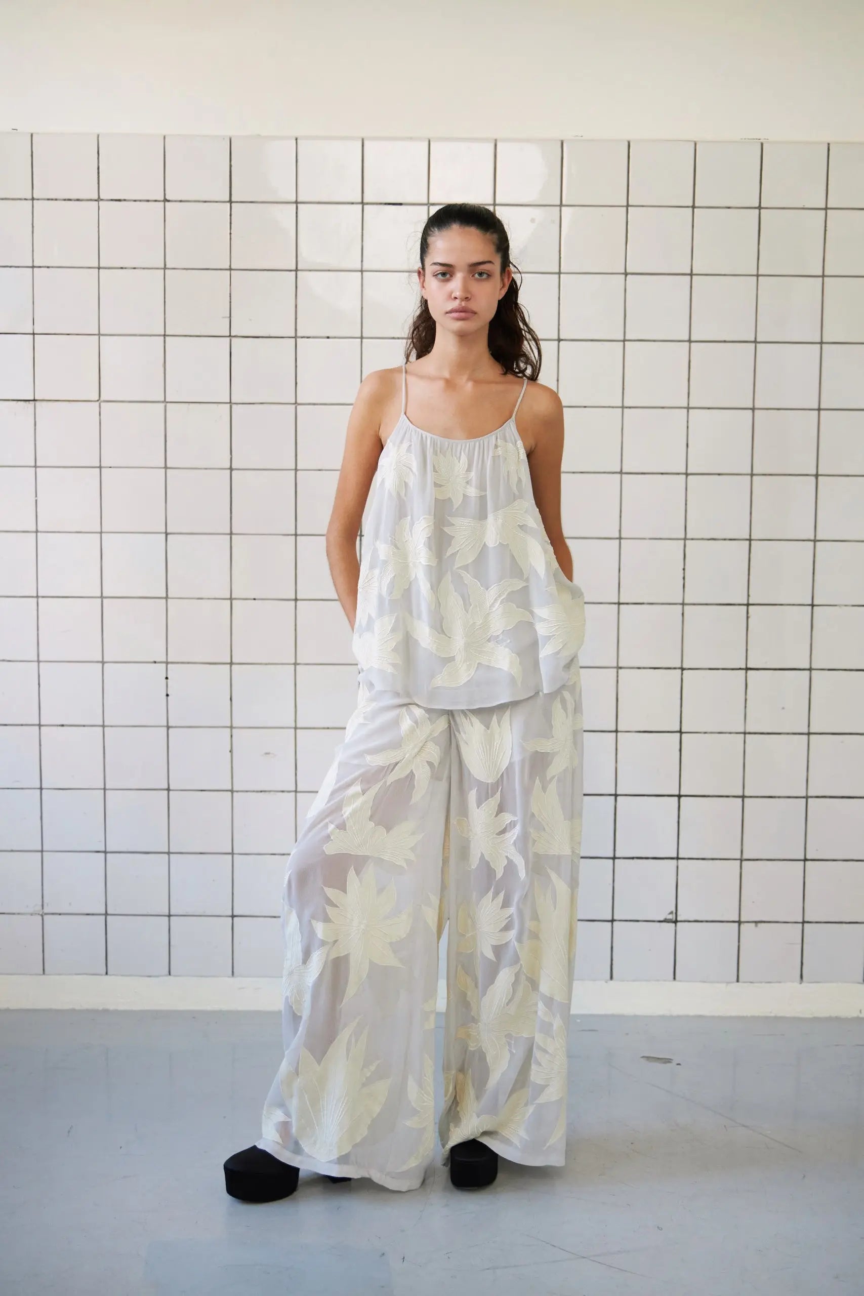 Stella Nova Top with floral applications Top 490 Light Grey